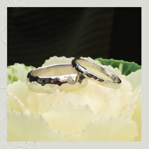 【OJ526】オーダーメイドのマリッジリング(結婚指輪)/シンプルな槌目模様のプラチナリング