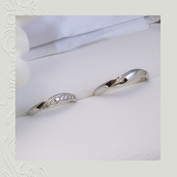 【OJ421】オーダーメイドのマリッジリング(結婚指輪)/ダイヤモンドをあしらった動きを感じるリング