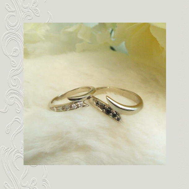 【OJ384】ダイヤとブラックダイヤを並べた動きのあるデザインのオーダーメイド マリッジリング(結婚指環)
