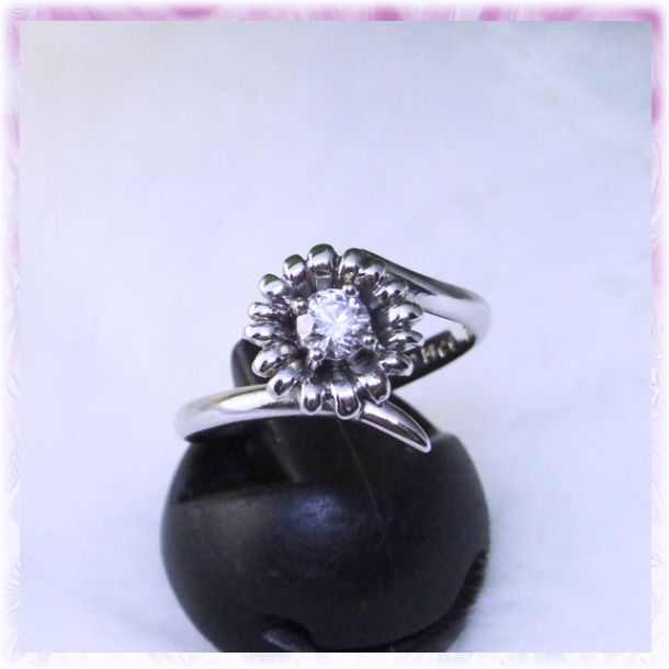 【OJ484】オーダーメイドのエンゲージリング(婚約指輪)/誕生花モチーフのダイヤモンドリング